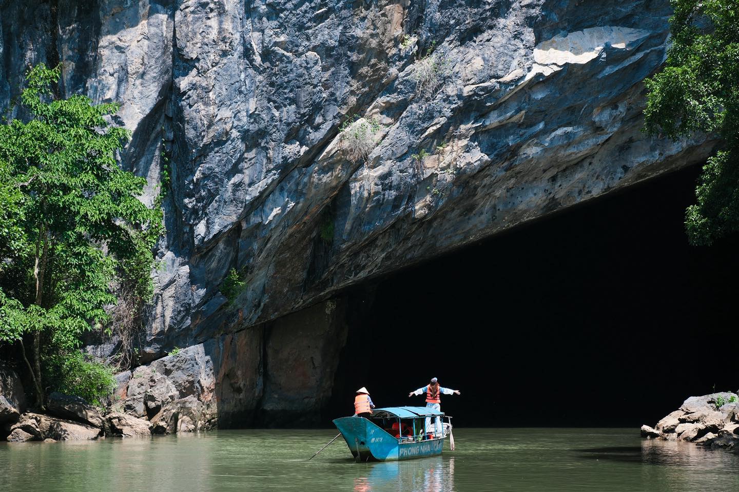 Thuyền vào Động Phong Nha