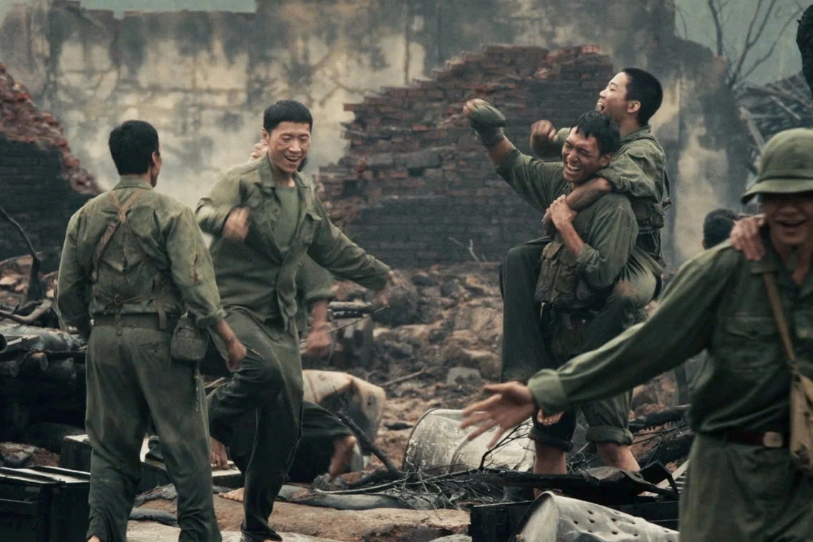 Mưa đỏ đang tạo cơn sốt chưa từng có về phim chiến tranh tại phòng vé Việt (Ảnh: Nhà sản xuất).