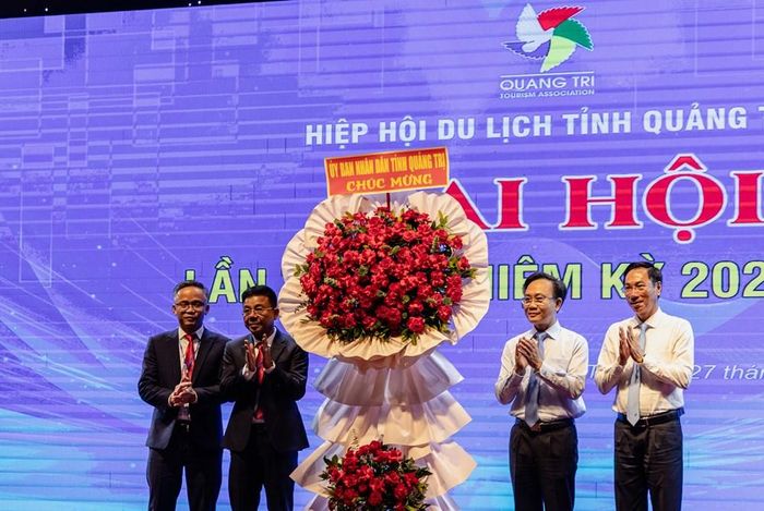 Lãnh đạo UBND tỉnh Quảng Trị tặng hoa chúc mừng